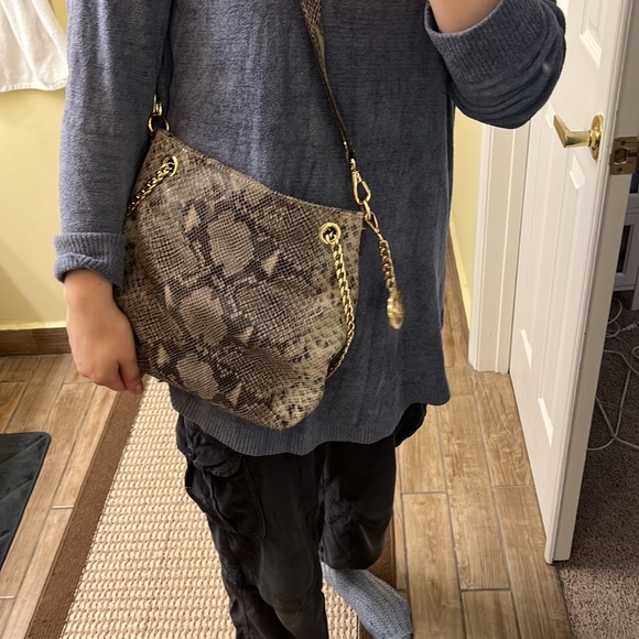 Micheal kors bag cross and shoulder bag - Picture 10 of 14